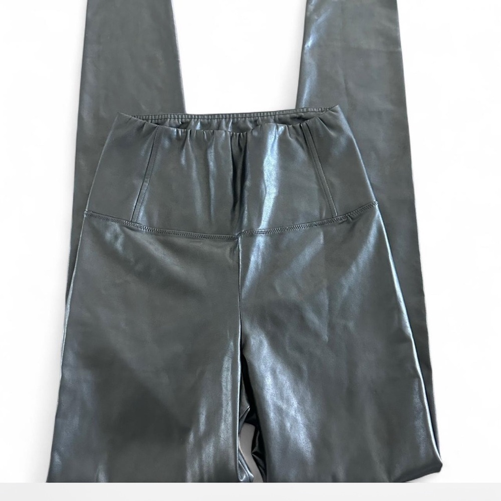 Wilfred Free Monochrome Label